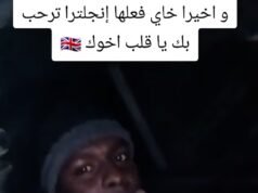 Un migrante se jacta de colarse en Gran Bretaña desde el fondo de un camión en movimiento: un solicitante de asilo en TikTok se graba aferrándose al eje de la rueda de un vehículo pesado con la cabeza a sólo PULGADAS de la carretera