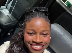 Glamurosa enfermera de cuidados para personas mayores suspendida por dormir en el trabajo mientras el responsable descubre su destino