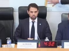 El embajador de Argentina se niega a hablar frente a un mapa que muestra las Malvinas etiquetadas como británicas, antes de que el funcionario lo cubra con una nota Post-it.