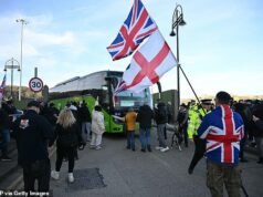 Manifestantes furiosos golpean las puertas del centro de procesamiento de inmigrantes en Dover cantando “envíenlos de regreso”