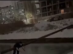 Los rescatistas del momento salvan a un niño atrapado en un taxi que se había desviado de una carretera y se había hundido en un canal de alta corriente.