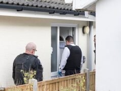 Una pensionista es desalojada de su casa de £420.000 después de perder cinco años en una amarga disputa por límites de £113.000 por una franja de tierra de 30 cm.