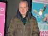 Frank Skinner se convierte en la última víctima de una extraña ola de crímenes que arrasa los códigos postales adinerados de Londres: los ladrones irrumpen en su Lexus y roban el estante del paquete.