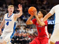 Después de doblar la esquina, St. John’s regresa a casa para encontrarse con Marquette.