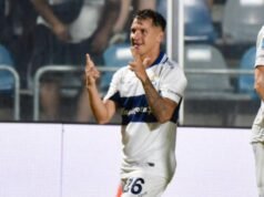 Franco Torres, muy confiado, viene derecho con el gol