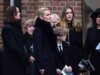 La hija de Gabby Logan deja llorando a los asistentes al funeral mientras cumple disadvantage el pedido de Terry Yorath
