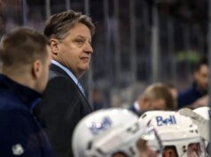 Detrás del nuevo entrenador Rick Bowness, los Blue Jackets se enredan con Flames