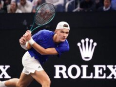 Jakub Mensik gana en Australia, Novak Djokovic avanza a cuartos