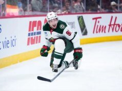 Vladimir Tarasenko de Wild avanza en el juego contra Wings