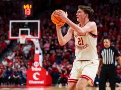 El número 7 Nebraska sigue perfecto y supera a Washington