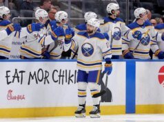 El esfuerzo de dos goles de Jason Zucker ayuda a los Sabres a derrotar a los Islanders