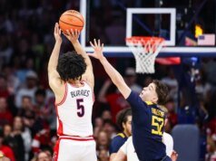 Brayden Burries y el No. 1 de Arizona derrotan a West Virginia en una victoria de 35 puntos