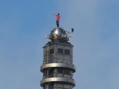 Las imágenes más espectaculares del año: así escaló Alex Honnold el Taipei 101 sin cuerdas ni arnés