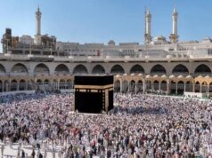 Residentes de Padang caminan hasta La Meca para realizar el Hajj