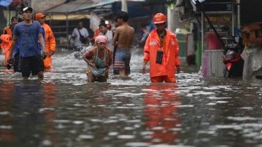 659693a8a6961-intensitas-hujan-tinggi-banjir-landa-beberapa-titik-di-jakarta_375_211.jpg