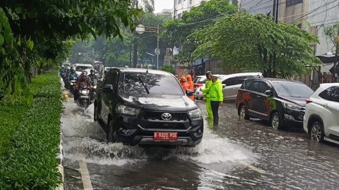 697220c3684aa-personel-gabungan-polda-metro-jaya-dikerahkan-siaga-banjir-jakarta_663_372.jpg