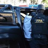 Video: intentaron robarle el auto, pero aceleró y llevó al ladrón colgado de la ventana por más de 5 cuadras