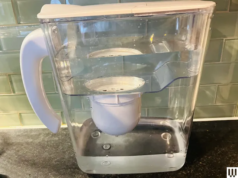 Descuento claramente filtrado: jarra, botella de agua, debajo del fregadero