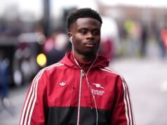 El lesionado Bukayo Saka fue reemplazado en la alineación del Arsenal minutos antes del inicio contra el Leeds