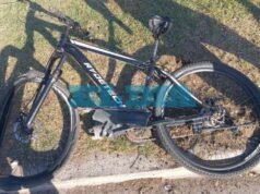 Locura en la zona oeste de La Plata: discutió con su pareja, lo atropelló en la 520 y casi lo mata