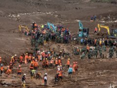 El número de muertos por el deslizamiento de tierra en Indonesia aumenta a 17 y decenas siguen desaparecidas