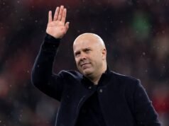 El defensa del Liverpool acepta dejar el club con Arne Slot listo para salirse con la suya