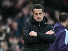 Marco Silva ataca al árbitro después de que la controvertida decisión del VAR ayudara a Man Utd a ganar
