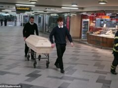 El migrante sudanés que arrastró a una mujer de 18 años a las vías del tren donde ambas murieron en el tren fue arrestado por la policía pero liberado apenas unos días antes.