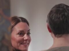 La Princesa de Gales muestra su amor por el arte al visitar un centro social para visitar una exposición.