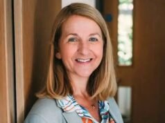 La policía y la comisionada contra el crimen son censuradas por unirse a la marcha antiinmigrantes del campamento de Crowborough mientras ella sale furiosa de la audiencia.