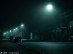 La verdad sobre las farolas que iluminan tu dormitorio: se están instalando millones de luces LED en toda Grandmother Bretaña. Ahora nuestra investigación revela cómo aumentan el riesgo de estos problemas de salud mortales.