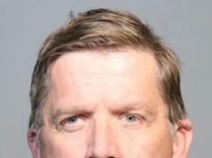 Anfitrión de Airbnb es arrestado después de caminar desnudo por un resort de Florida y realizar un acto sexual con una aspiradora