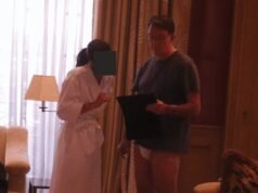 El ex lover embajador de Estados Unidos, Peter Mandelson, fotografiado en los archivos Epstein de pie en calzoncillos en la casa de un financiero pedófilo.