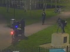 Los ladrones de momento derriban y roban la estatua de bronce del campeón de boxeo británico del parque de Londres, mientras la policía lanza un llamamiento para encontrar una pandilla.