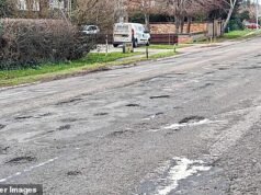 Los aldeanos dicen que su hogar se ha convertido en una “zona de guerra” gracias a los baches de 7 pies de largo que arruinan las carreteras