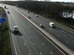 Momento en el que una furgoneta se estrelló contra la parte trasera de un coche averiado en el carril rápido de la autopista inteligente M4 “peligrosamente defectuosa” en un accidente a “alta velocidad” que mató a la abuela