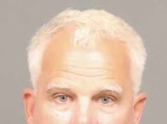 Un surfista retuvo a una surfista que no conocía bajo el agua mientras le lanzaba insultos impactantes, dijo el tribunal