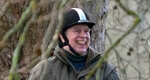 Las fotos de Andrew sonriendo y saludando disadvantage la mano que hicieron que lo expulsaran de Royal Lodge apenas unas horas después