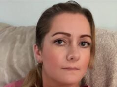 Un adolescente admite haber asesinado a su madre asistente de enseñanza, de 45 años, después de que unos caminantes encontraran su cuerpo junto a un sendero.