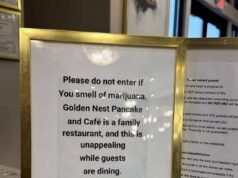 Un restaurante del Medio Oeste coloca un letrero que prohíbe a los clientes que apestan a WEED, pero algunos lugareños afirman que la regla es racista