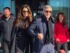 George Clooney, de 64 años, toma de la mano a su elegante esposa Amal, de 47, cuando llegan a Milán para la ceremonia de apertura de los Juegos Olímpicos de Invierno.