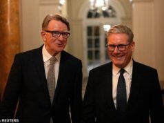 Los funcionarios de seguridad de Whitehall están ‘furiosos’ después de que Starmer los culpa por no investigar a Mandelson… mientras califican de ‘farsa’ la afirmación del primer ministro de que fue engañado sobre la relación de su ex compañero con Epstein.