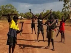 Dentro de la aterradora violencia que ha destrozado una ciudad del Outback, mientras niños de tan sólo OCHO años hacen alboroto disadvantage hachas, ballestas, espadas y lanzas.