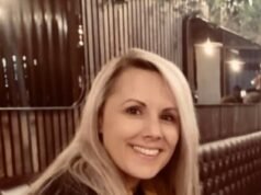 Detective senior demanda a su jefe de policía por ₤ 100, 000 después de que ella fuera mordida en la nariz por un perro policía en prácticas llamado Frank que vivía en su casa.