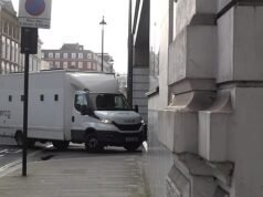 Un niño de 13 años se filmó a sí mismo intentando asesinar a dos alumnos con un cuchillo de cocina en la escuela secundaria Kingsbury antes de ser encontrado llorando en una mezquita, según escucha el tribunal.