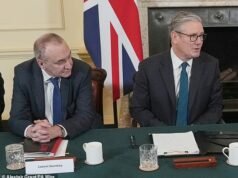 ¿Quién está a cargo del ruido del tren? El Gobierno ahora no tiene jefe de gabinete, secretario de gabinete ni jefe de comunicaciones, y se dice que el Primer Ministro se preocupa más por el código de vestimenta en las reuniones que por las políticas.