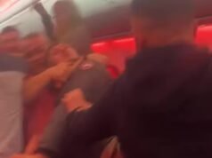 Momento en el que estalla una pelea masiva entre británicos en un vuelo de Turquía a Manchester, que deja “sangre y dientes en el suelo” y obliga al avión a desviarse.
