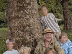 Conozca a la concejal del Partido Verde que lleva a sus nietos pequeños a entregar tarjetas de San Valentín a jóvenes solicitantes de asilo en un campamento de inmigrantes.