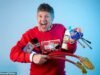 La leyenda de Art Assault, Neil Buchanan, de 69 años, hace un regreso épico a la tv por primera vez en 14 años, y los fanáticos atónitos se preguntan: ” ¿ Estoy en un bucle temporal? ¡ ¿ Se ve exactamente igual ?!”.