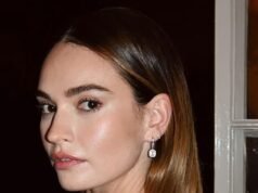 Lily James muestra su pequeño tatuaje mientras aturde con un vestido sin tirantes de Stella McCartney para la Gala de Leyendas en el Museo de Historia Natural.